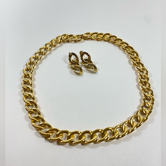 1980's Chunky Gold Tone Link Choker and Matching Post Earrings - Picture 10 of 13